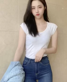 公司文艺做会计的嫩女身材匀称真实本人