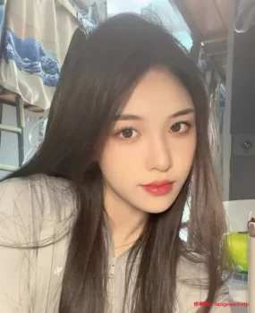 成都性感模特粉嫩水多，性感欲女，制服诱惑